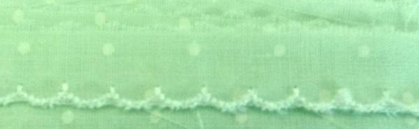 Baumwollspitze hellgrün mit gelben Punkten und weiß gestickter Bogenkante 15 mm