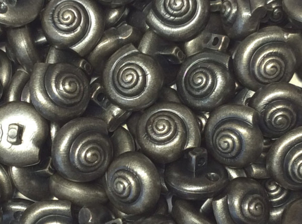 Knopf 15 mm altsilber Schneckenhaus
