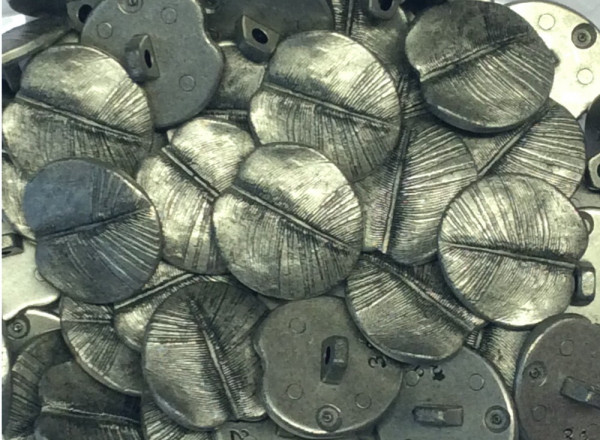 Knopf 20 mm altsilber Blatt