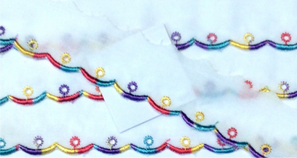 6,50 m Baumwollspitze 30 mm weiß mit Lochstickerei und Bogenkante bunt