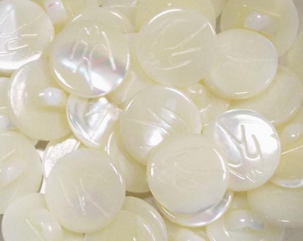 Knopf Echt Perlmutt 15 mm natur mit Gravur Schwalbe