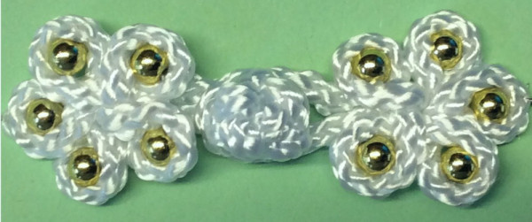 Posamentenverschluß mit goldenen Perlen weiß