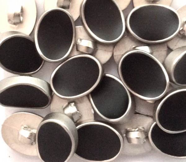 Knopf 10 x 14 mm oval schwarz/silber