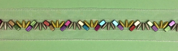 Band / Borte creme mit metallisch glänzenden Perlen 40 mm