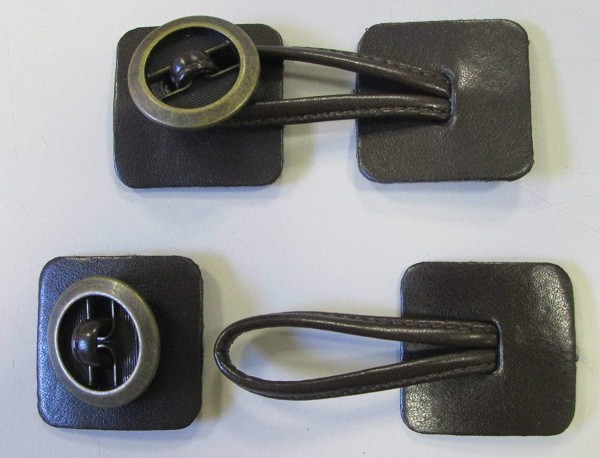 Knebelverschluß braun mit antikfarbener Knopf