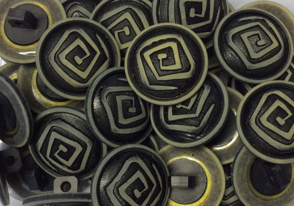 Knopf 23 mm schwarz beige