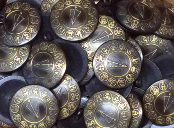 Knopf 23 mm altmessing mit Sternzeichen