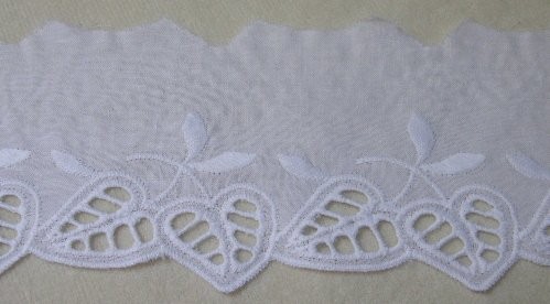 Baumwollspitze 60 mm weiß mit Blattmotiv und Lochstickerei