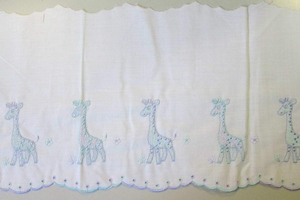 Baumwollspitze 200 mm weiß mit Giraffen in lila und türkis gestickt