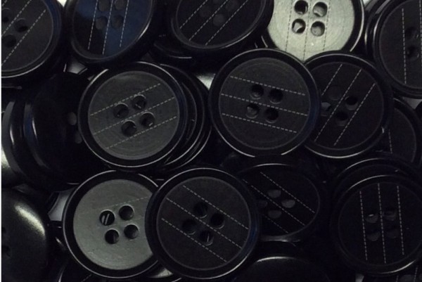 Knopf 15 mm schwarz mit dezenten Nadelstreifen