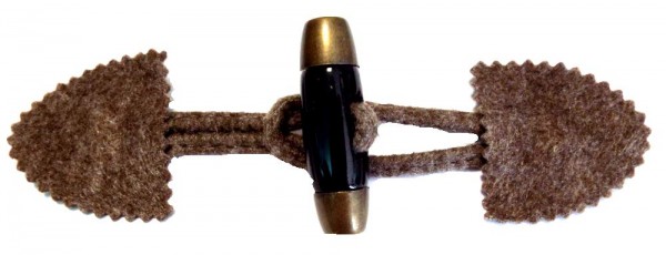 Knebelverschluß Filz braun/altmessing 170 x 50 mm