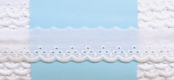 Baumwollspitze 28 mm weiß mit Lochstickerei und Bogenkante